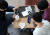 실내 마스크 착용 의무 해제가 시행된 30일 오후 서울 용산구 국립중앙박물관 내 카페에서 관람객들이 마스크를 벗고 음료를 마시고 있다. 뉴스1
