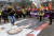 지난 21일 스웨덴 스톡홀름에서 열린 반튀르키예 시위에서 한 시위대가 에르도안 튀르키예 대통령의 사진을 밟고 있다. EPA=연합뉴스