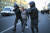 지난해 9월 러시아 상트페테르부르크에서 우크라이나 전쟁에 반대하는 시위를 벌인 한 시민이 러시아 경찰에 붙잡혀 끌려가고 있다. AP=연합뉴스
