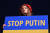 9일(현지시간) 영국 런던에서 한 여성이 블라디미르 푸틴 러시아 대통령을 규탄하는 시위를 하고 있다. AFP=연합뉴스