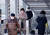 마스크 착용 의무가 대부분 해제된 30일 오전 인천시 서구 인천지하철 2호선 서구청역에서 시민들이 마스크를 쓴 채 출구로 나오고 있다. 연합뉴스