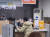 30일 오전 9시15분 서울 중구 남대문시장 안의 한 은행에서 고객이 업무를 보고 있다. 임성빈 기자