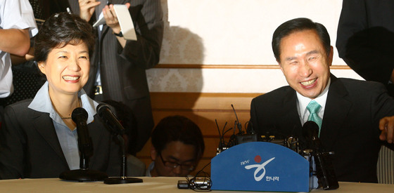 한나라당 이명박 당시 대선후보와 박근혜 전 대표가 2007년 9월 7일 오후 국회 귀빈식당에서 경선 이후 처음 만나 얘기하고 있다.
