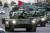 2015년 러시아 전승절 기념 열병식에서 선보인 러시아군의 최산 전차 T-14 아르마타. 그러나 예산 부족으로 아직 생산량이 적다. AP=연합