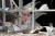마리우폴 시내의 25일 풍경. 포격으로 유리창이 박살났다. 로이터=연합뉴스