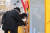 지난 8일 시민들이 서울 종로구 광화문광장에 설치된 사랑의열매 사회복지공동모금회 사랑의 온도탑에 기부하고 있다. 연합뉴스