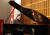 피아니스트 백혜선이 30일 오후 서울 강남구 오드포트에서 열린 첫 에세이 '나는 좌절의 스페셜리스트입니다' 출간 기념 기자간담회에서 피아노를 연주하고 있다. 연합뉴스