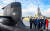 호주는 프랑스와 디젤 잠수함 12척을 도입하는 계약을 맺었지만, 미국과 영국으로부터 핵추진 잠수함 기술을 지원받기로 하면서 2021년 9월 돌연 계약을 취소했다. 사진은 지난 2018년 5월 호주를 방문한 에마뉘엘 마크롱 프랑스 대통령이 맬컴 턴불 당시 호주 총리와 함께 호주 해군의 콜린스급 잠수함에 승선한 모습. AFP-연합뉴스 