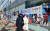 ‘삿포로 눈축제’가 열리는 공원 옆 도로변에 2030년 겨울올림픽과 패럴림픽 유치를 홍보하는 포스터가 걸려 있다. 안착히 기자