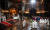 블라디미르 푸틴 러시아 대통령과 세르게이 소비아닌 모스크바 시장이 23일 밤 늦은 시간에 모스크바 구세주 성당에서 열린 부활절 미사에 참석하고 있다. AFP=연합뉴스