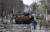 최근 러시아군에 의한 민간인 학살로 세계의 이목을 집중시킨 우크라이나 부차 거리에 러시아군의 장갑차 등이 불에 탄 채 녹슬고 있다. UPI=연합뉴스