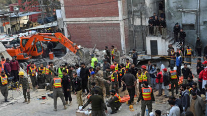 경찰 노렸다…파키스탄 모스크서 자폭테러로 최소 44명 사망