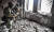 러시아 군인이 12일 러시아군의 포격으로 파괴된 마리우폴의 드라마 극장을 수색하고 있다. AFP=연합뉴스