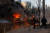 10일(현지시간) 러시아의 공격으로 우크라이나 수도 키이우 거리에서 차량이 불에 타고 있다. 로이터=연합뉴스