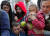 마리우폴 시민들이 정교회 부활절인 24일 마리우폴을 점령하고 있는 친 러시아측 군대가 제공하는 부활절 케익과 사과를 받고 있다. 로이터=연합뉴스