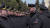 러시아 해군 수장 니콜라이 예브메노프 해군 제독이 크름반도 세바스토폴 항구에서 지난 14일 침몰한 러시아 미사일 순양함 모스크바호 승조원들과 만나고 있다. 로이터=연합뉴스