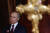 블라디미르 푸틴 러시아 대통령이 24일 모스크바 구세주 성당에서 열린 부활절 미사에 참석해 촛불을 들고 있다. 로이터=연합뉴스