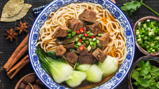 [윤덕노의 식탁 위 중국]우육면(牛肉麵)과 중국 소고기 문화