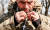 정교회 부활절인 24일 우크라이나 동부 하르키우의 한 우크라이나 병사가 군 사제로부터 받은 묵주를 목에 걸고 있다. 로이터=연합뉴스