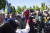 안드레예프 대사 바로 앞에 위치한 한 여성이 안드레예프 대사 얼굴에 투척하고 있다. AP=연합뉴스