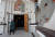 부활절인 24일 마리우폴 시민이 총탄 자국이 선명한 정교회 성당을 나서고 있다. 로이터=연합뉴스