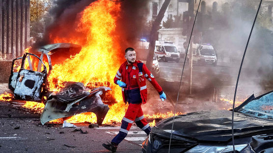 [이 시각]민간인을 향한 푸틴 보복에 우크라 12곳 도시가 불탔다