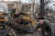 우크라이나 북동부 체르니히우 외곽 슬로보다 마을의 98세 올렉실 셰르보 노인이 5일 파괴된 러시아군 탱크 잔해 곁을 지나고 있다. 로이터=연합뉴스