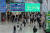 지난해 12월 29일 인천국제공항 제1여객터미널에서 이용객들이 면세점을 둘러보고 있다. 뉴스1