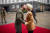 볼로디미르 젤렌스키 우크라이나 대통령이 2일 키이우를 방문한 우르줄라 폰데어라이엔 유럽연합(EU) 집행위원장을 환영하고 있다. 로이터=연합뉴스