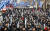 이날 금속노조 조합원들이 서울 삼각지역 인근에서 열린 투쟁본부 출범·투쟁 선포식에서 노동 탄압 분쇄 문구가 적힌 막대풍선을 들고 구호를 외치고 있다. [뉴스1]