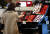 실내 마스크 착용 의무화 해제 첫 날인 지난달 30일 오후 서울 시내 백화점을 찾은 시민들이 색조 화장품을 살펴보고 있다. 뉴시스