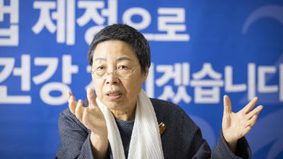 “녹아나는 간호사들…환자 18명씩 감당, 미국의 4배”