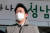 지난해 1월 12일 경기도 성남시청사 앞에서 국민의힘 이기인 당시 성남시의원이 '성남FC 의혹'에 대해 발언하고 있다. 연합뉴스