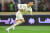 알나스르 호날두가 4일 알파테흐전에서 페널티킥 동점골을 터트린 뒤 공을 들고 하프라인을 향해 달려가고 있다. AFP=연합뉴스