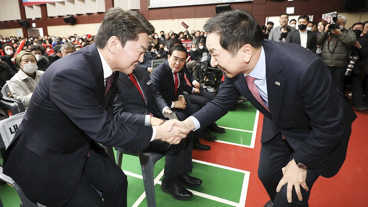인사하는 국민의힘 안철수(왼쪽), 김기현 당 대표 후보. 뉴시스