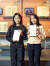 김윤슬(왼쪽)·나예현 학생기자가 자신이 아끼는 책을 보관할 책 보관상자를 만들고, 책 제목·소장자·보관상자 제작일 등 관련 정보를 기재한 이름표를 붙였다. 