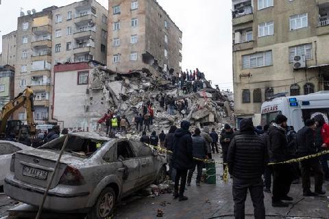 새벽 강진 덮친 튀르키예…'규모 7.5' 2차 지진 9시간 만에 강타 [영상]