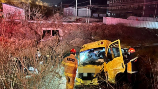 "기사가 정신 잃었다" 청주서 통근버스 하천 추락해 10명 부상
