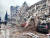 지난 6일(현지시간) 튀르키예 남부 카라만마라슈에서 지진이 발생한 뒤 무너진 건물 앞에 사람들이 서 있다. 로이터=연합뉴스
