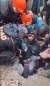콘크리트 건물 잔해 속에서 구조대원들과 시민들이 어린 여자아이를 구출해내는 모습. @martakarta3 캡처