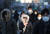지난달 27일 오전 두꺼운 옷차림을 한 출근길 시민들이 광화문네거리를 지나고 있다. [연합뉴스]