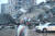 6일 튀르키예 남부 도시 가지안테프 인근 지진 재난 현장에서 한 여성이 지나가고 있다. 로이터=연합뉴스