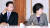 2009년 2월 청와대에서 열린 한나라당 최고위원 및 중진의원 초청 오찬에서 당시 이명박 대통령이 박근혜 전 한나라당 대표와 어색한 표정을 짓으며 함께 앉아있다. 청와대사진기자단