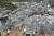 6일(현지시간) 튀르키예와 국경을 인접한 시리아 북서부의 베스니아 마을에 지진이 발생한 뒤 guswl 주민들이 무너진 건물 잔해 속에서 희생자와 생존자 구조 작업을 벌이고 있다. AFP=연합뉴스