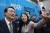 윤석열 대통령이 7일 세종시 정부세종컨벤션센터에서 열린 '대통령과의 대화'에서 참석자들과 '셀카'를 찍고 있다. 사진 대통령실