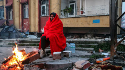 튀르키예 사망자 1만1200명…부서진 가구 태워 몸 녹인다