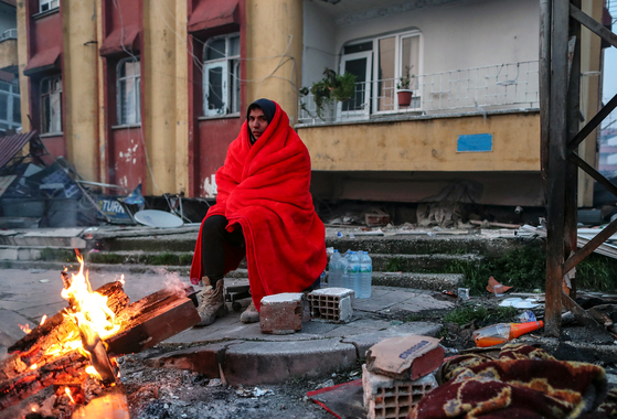 튀르키예 사망자 1만1200명…부서진 가구 태워 몸 녹인다