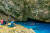 다이빙 성지로 통하는 사이판 북부의 그로토 수중 동굴. 햇빛에 따라 물빛이 시시각각으로 변한다. 