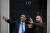 8일 젤렌스키 대통령(오른쪽)과 수낵 총리가 환영 인파에 손을 흔들고 있다. AFP=연합뉴스 