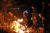 대지진으로 큰 피해를 본 시리아 북서부 지역. 반군 장악지인 이들리브에서 밤새 수색 작업이 계속됐다. AFP=연합뉴스